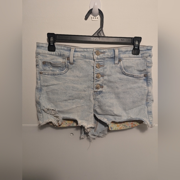American Eagle Shorts Light Wash Button Fly size 8 - Picture 5 of 9